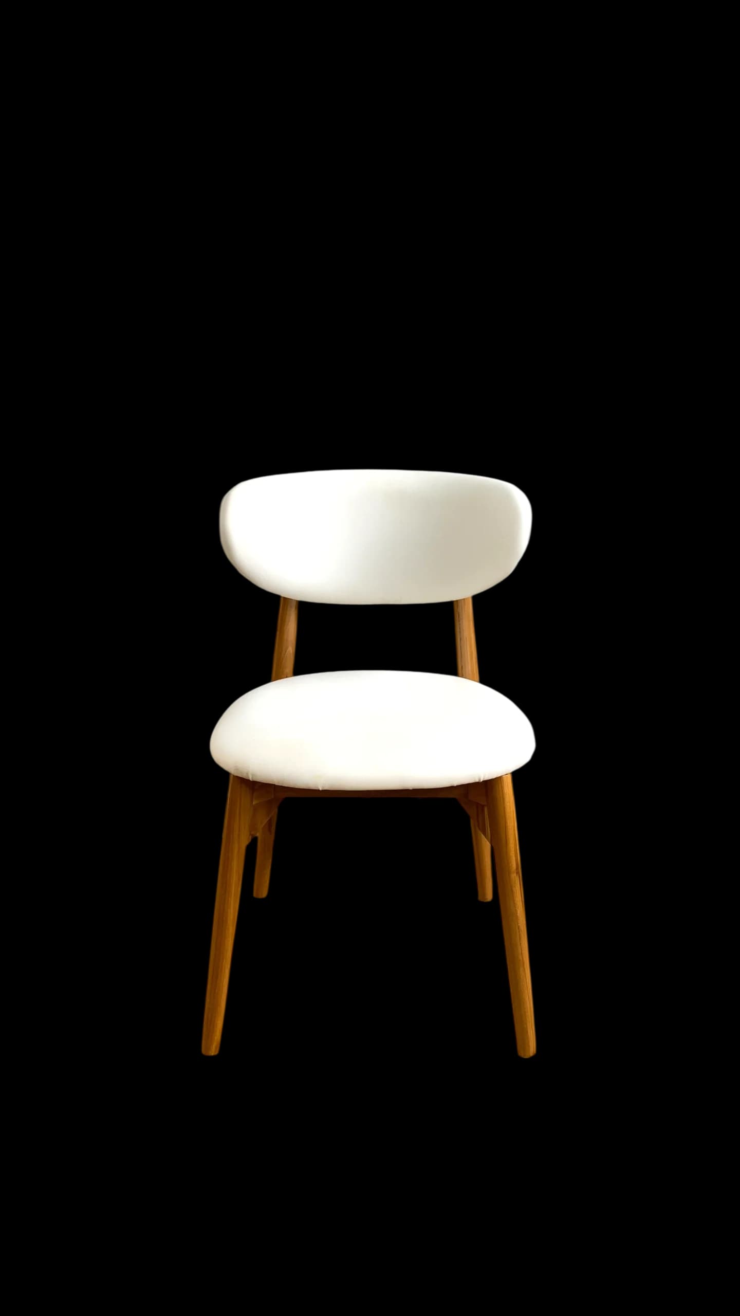 Kursi cafe minimalis dari kayu jati dengan desain simpel, kokoh, dan nyaman untuk penggunaan harian.