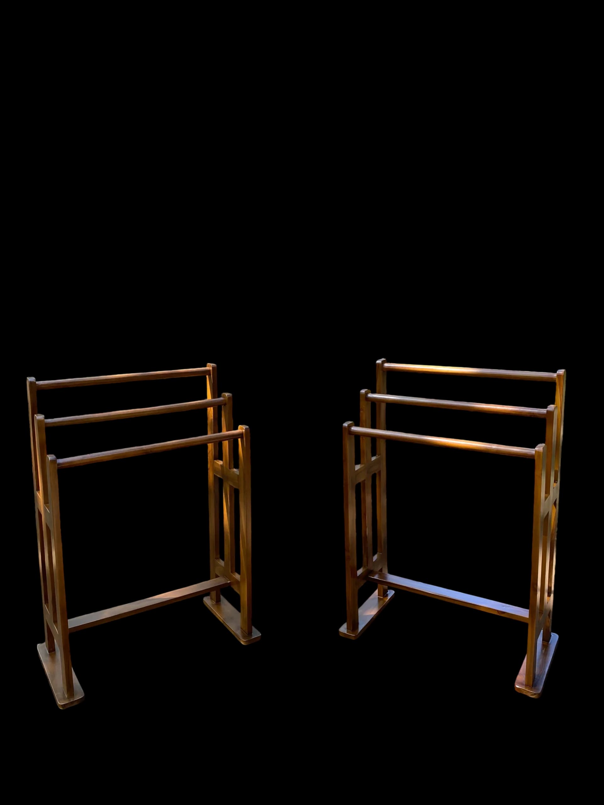 Hanger handuk kayu jati dengan desain minimalis, kokoh, dan fungsional untuk kamar mandi atau area laundry.
